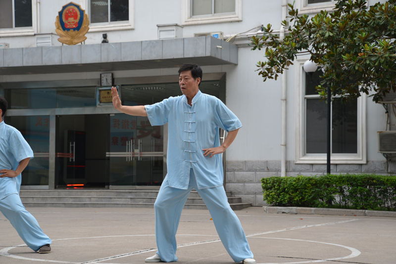 聘請陳式太極拳知名教練教學(xué)，開展太極拳興趣小組活動。