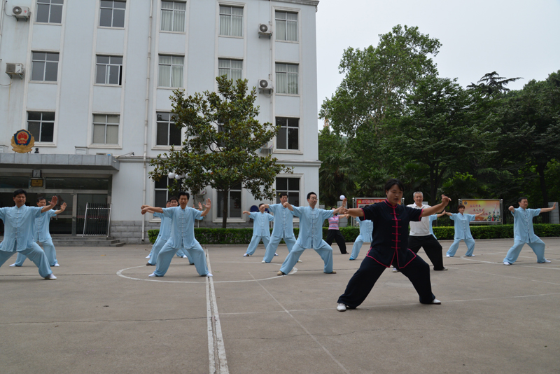 聘請陳式太極拳知名教練教學(xué)，開展太極拳興趣小組活動。