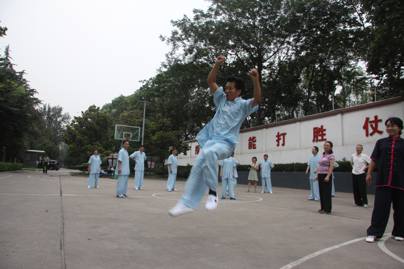 聘請陳式太極拳知名教練教學(xué)，開展太極拳興趣小組活動。